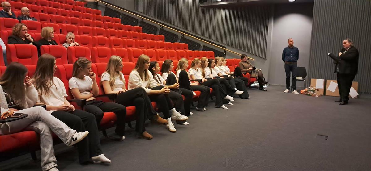 Vinnarane av Ungdommens kulturstipend - Årdal danseverk skjønnar at dei skal få prisen - Klikk for stort bilete